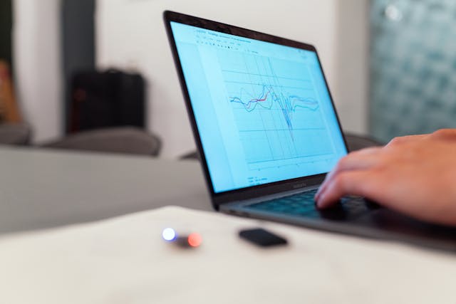 https://www.pexels.com/photo/graph-on-laptop-screen-3912976/