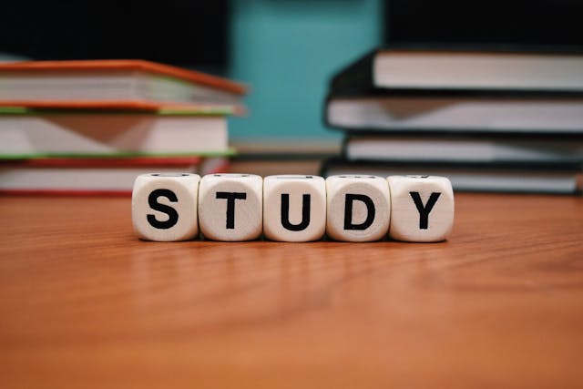 https://www.pexels.com/photo/gray-study-dice-on-table-301920/