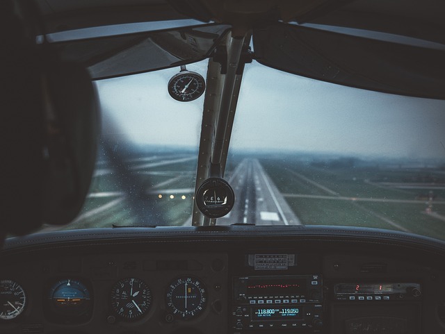 https://pixabay.com/photos/cockpit-aircraft-runway-flying-4598188/